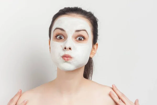 Mujer con hombros desnudos crema facial maquillaje cuidado de la piel —  Fotos de Stock