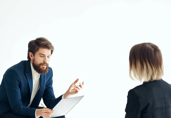 Un hombre con un traje clásico está hablando con una psicóloga mujer oficina de trabajo de comunicación —  Fotos de Stock