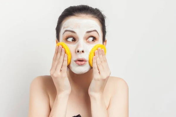 Wanita dengan bahu telanjang wajah krim makeup perawatan kulit — Stok Foto