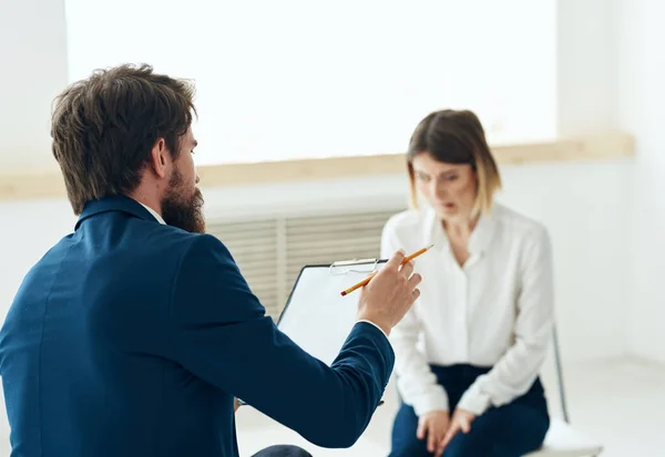 Um homem ao lado de uma mulher comunicação discussão profissional consulta problemas mentais — Fotografia de Stock