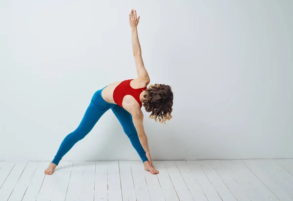 Mujer abrió sus piernas doblado hacia adelante deporte gimnasia yoga —  Fotos de Stock