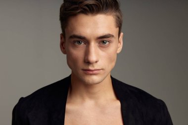 Yakışıklı, modaya uygun, siyah ceketli, yakın plan.