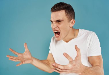 Mavi arka plandaki adam el hareketleriyle saldırganlık modeli stres zaferi.