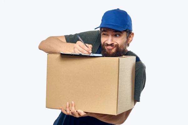 Entrega de caixa uniforme de trabalho masculino por correio profissional — Fotografia de Stock