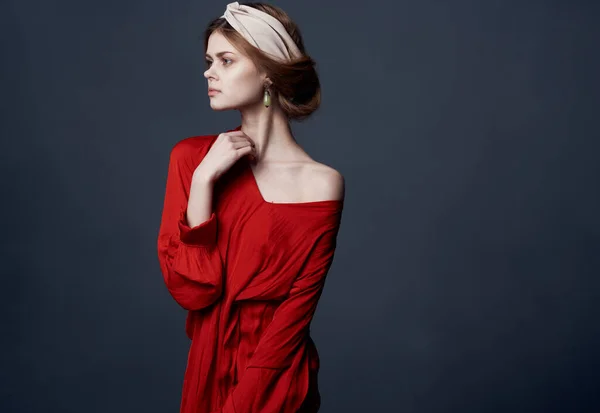 Mulher elegante em turbante vestido vermelho em sua cabeça brincos jóias etnia modelo — Fotografia de Stock