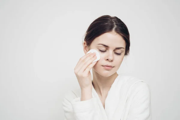 Aantrekkelijke vrouw met spons en in witte dressing toga — Stockfoto