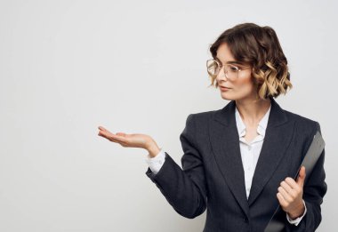 Klasik takım elbiseli kadın, iş mali dökümanları ve eliyle Boşluğu Kopyala