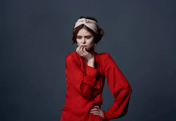 Mulher bonita estilo elegante luxo decoração vestidos vermelhos modelo — Fotografia de Stock