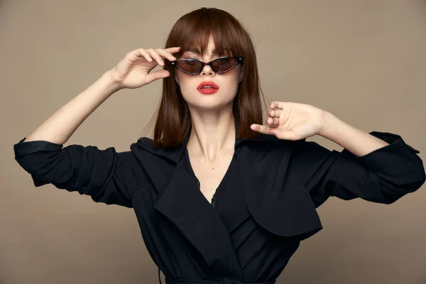 Morena encantadora Corregir las gafas en la cara aspecto elegante — Foto de Stock