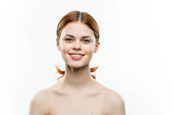 Bonita mujer desnuda hombros cosméticos faciales recogido cabello —  Fotos de Stock