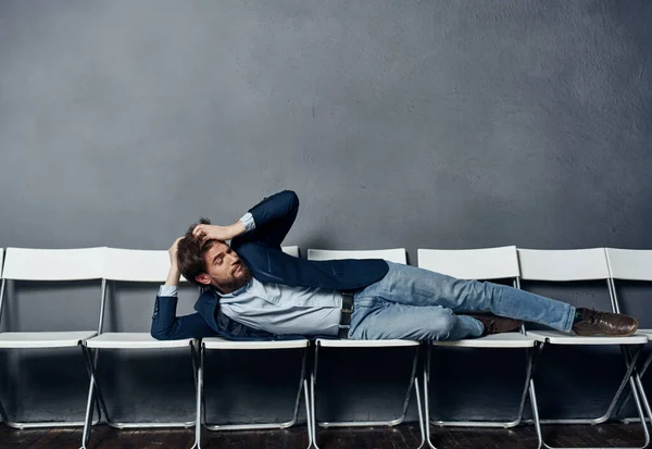 椅子の上のスーツの男仕事のオフィスのキャリアライフスタイル — ストック写真