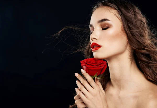 Charmante femme avec fard à paupières rose rouge maquillage lumineux fond noir — Photo