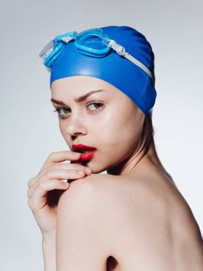 Kırmızı dudaklı güzel kadın mavi yüzme şapkası dalış modeli