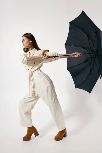 現代風のスタイルから傘を保持白いスーツの女性 — ストック写真