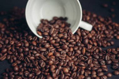 Koyu arkaplanda aromatik kahve çekirdekleri. Yakın plan.