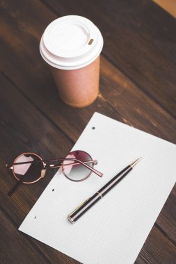 Masaya not defteri. Kahve fincanı kalem saksısı ofis kırtasiyesi.