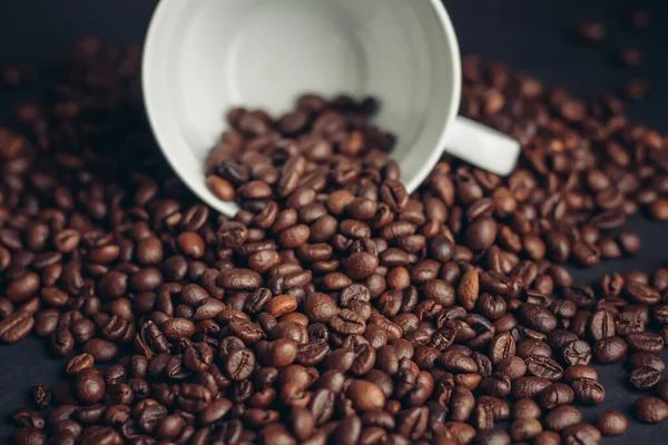 Aromatické kávová zrna na tmavém pozadí detailní záběr zblízka — Stock fotografie