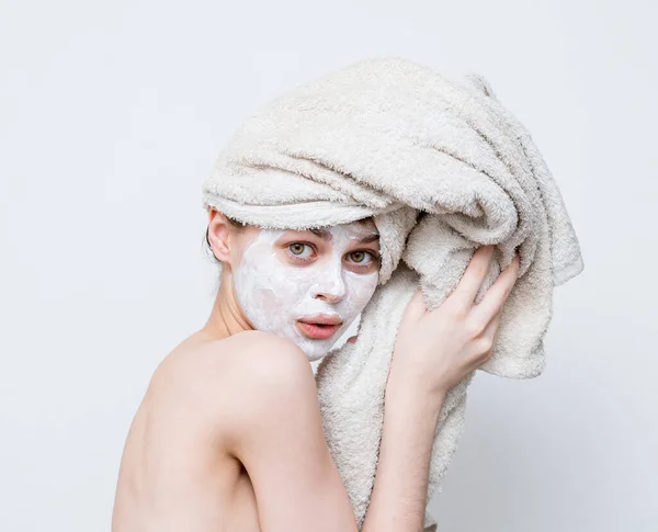 Donna con maschera viso igiene della pelle pulita spalle nude — Foto Stock