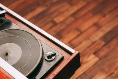 Vinil gramofon kayıt cihazı eski teknoloji klasiği