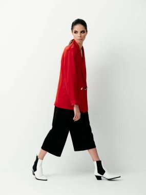 Kırmızı ceketli çekici kadın moda dekorasyonu lüks ışıklı arka plan