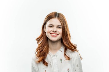 Tişörtlü güzel bir kadın. Çekici görünüyor.