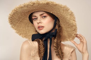 Hasır şapkalı neşeli kadın stüdyo seyahatinde.