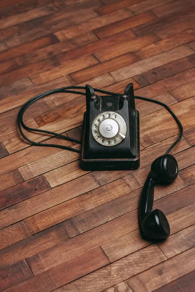 Старинный ретро-телефон в классическом стиле — стоковое фото