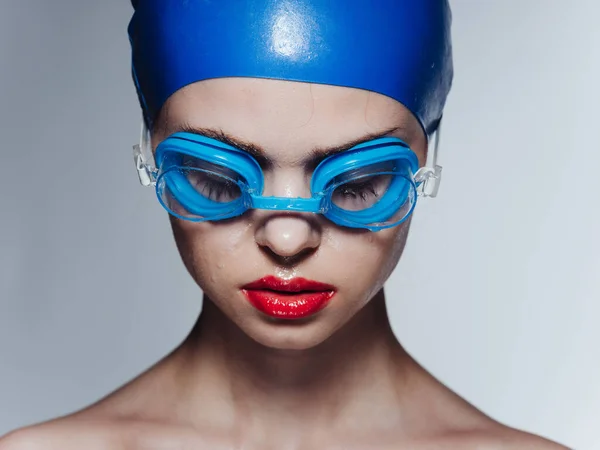 Donna in maschera da nuoto e cappuccio blu con occhi chiusi vista ritagliata — Foto Stock