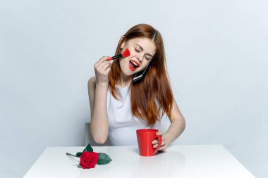 Masada oturan güzel kadın kırmızı kupa gül çiçeği yaratıcı stüdyosu