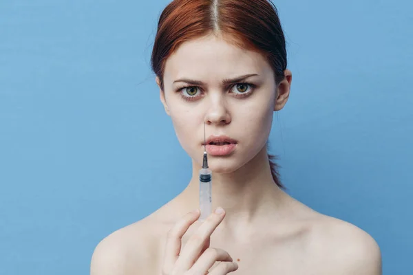 Mulher com seringas na mão dando injeção no rosto rejuvenescimento botox — Fotografia de Stock
