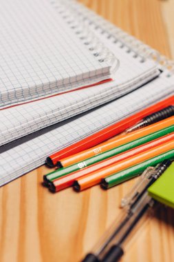 Not defterleri renkli kalemler ofis okulundaki kağıt işleri.