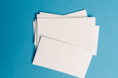 Ofis masasına rastgele yerleştirilmiş beyaz kartvizitler.