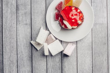 Yuvarlak kırmızı pasta tatlı tatlı aperatif üst görünüm