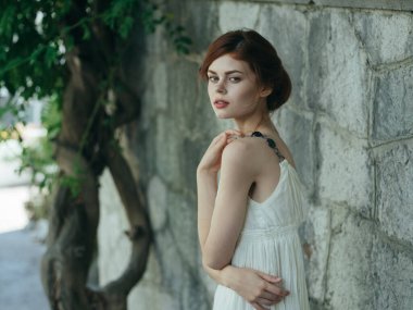 Beyaz elbiseli kadın çekici görünüyor Kozmetik doğa modeli