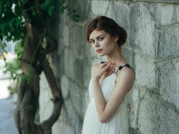 Mujer en vestido blanco atractivo look cosméticos modelo de la naturaleza —  Fotos de Stock