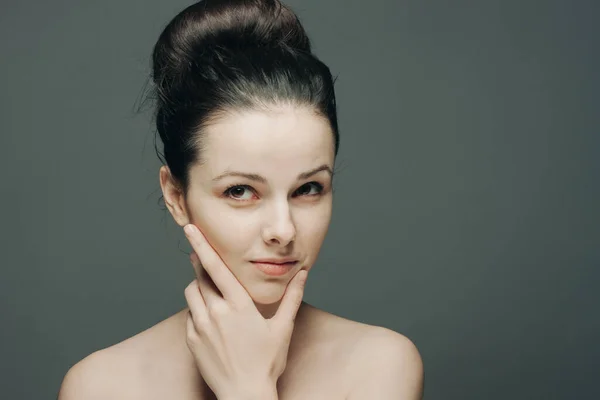 Hübsche Brünette mit nackten Schultern gerafftes Haar Hand in Hand — Stockfoto