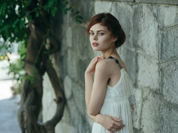 Nő fehér ruhában vonzó megjelenés kozmetikumok természet modell — Stock Fotó