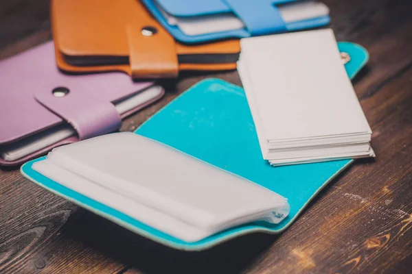Farklı renk kartvizit sahipleri kredi kartı depolama aksesuarları ahşap masa — Stok fotoğraf