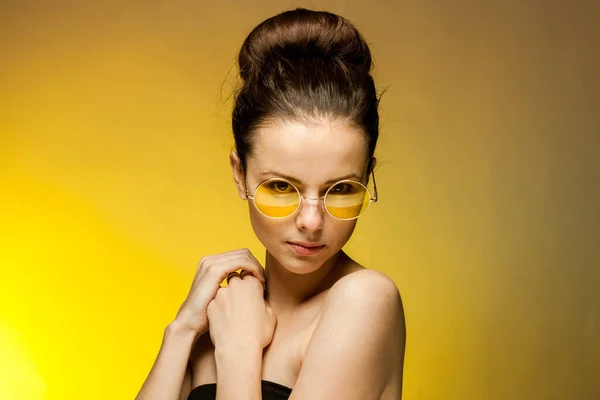Frau mit gelber Brille gestikuliert mit den Händen — Stockfoto