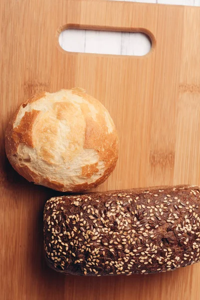 Tahtada bir somun ekmek. Güçlü ürünler. — Stok fotoğraf