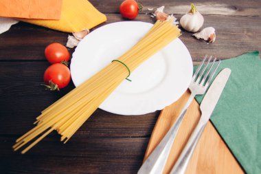 Mutfak malzemeleriyle İtalyan makarna tabağı yapmak için malzemeler.