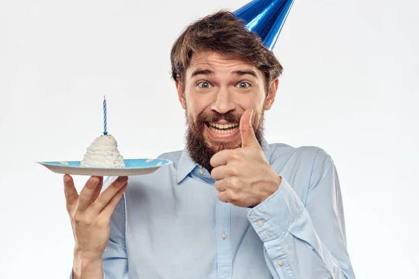 Feliz chico con pastel de cumpleaños fondo blanco Compacta fiesta corporativa barba recortada ver — Foto de Stock