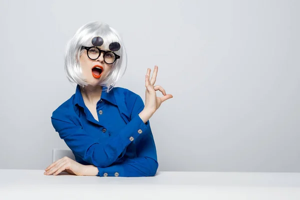 Elegante vrouw dragen zonnebril gebaren met handen rode lippen bureau — Stockfoto