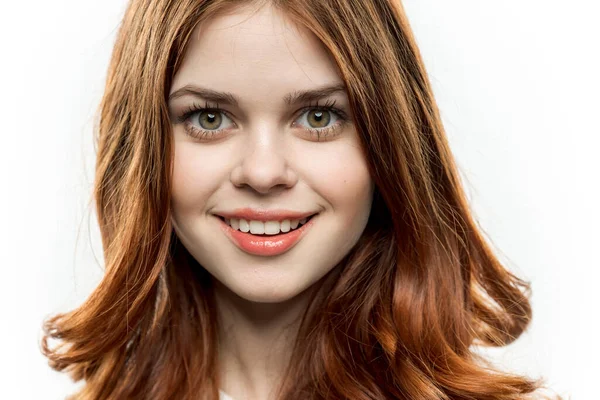 Mulher muito surpreso cabelo vermelho rosto closeup emoções — Fotografia de Stock