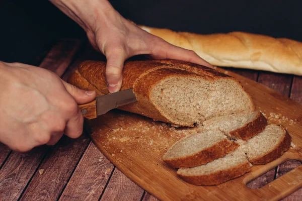Friss kenyér vágása a vágódeszkán ropogós kenyér konyhai étkezés — Stock Fotó