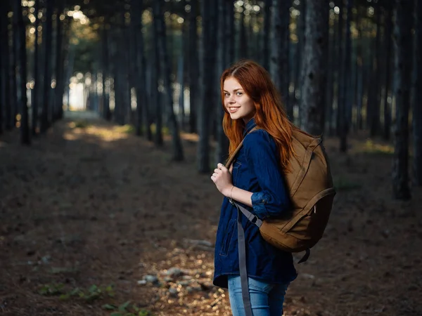 Ευτυχισμένη γυναίκα πεζοπόρος στο δάσος με ένα σακίδιο στην πλάτη του το φθινόπωρο στη φύση — Φωτογραφία Αρχείου