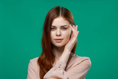 duygusal güzel kadın stüdyo yaşam tarzı zarif yeşil arka plan