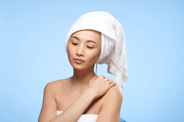 Vrouw van aziatische verschijning kale schouders handdoek op hoofd douche rest — Stockfoto