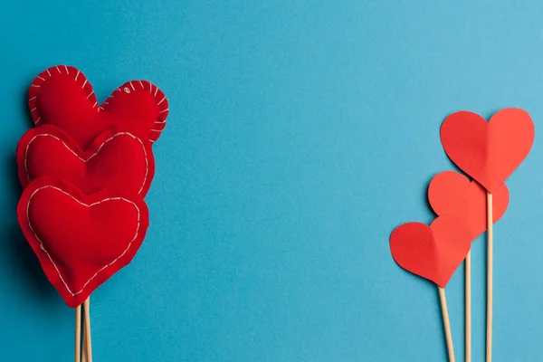 Srdce na hůl dárek láska dovolená Valentines den modré pozadí — Stock fotografie