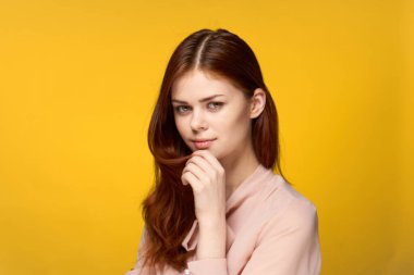 Güzel kadın cazibesi lüks sarı arka plan pozu veriyor